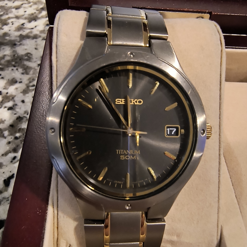 Men's Seiko Platinum 50M watch. Will throw in display case with watch free!!!